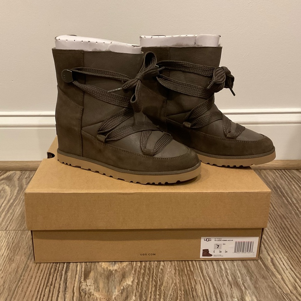NEW in Box! UGG CLASSIC FEMME LACE UP BOMBER WEDGE ANKLE BOOTS US 7